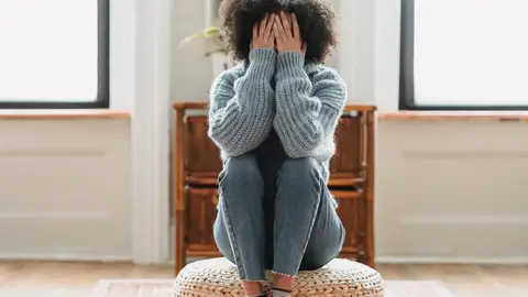 Mujer con las manos en la cara Mujer con las manos en la cara