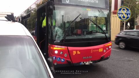 Autobús de Tussam tras el accidente