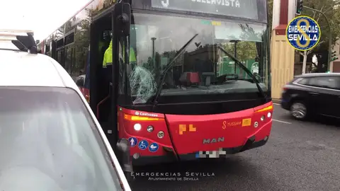 Autobús de Tussam tras el accidente Autobús de Tussam tras el accidente