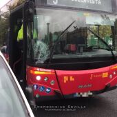 Autobús de Tussam tras el accidente