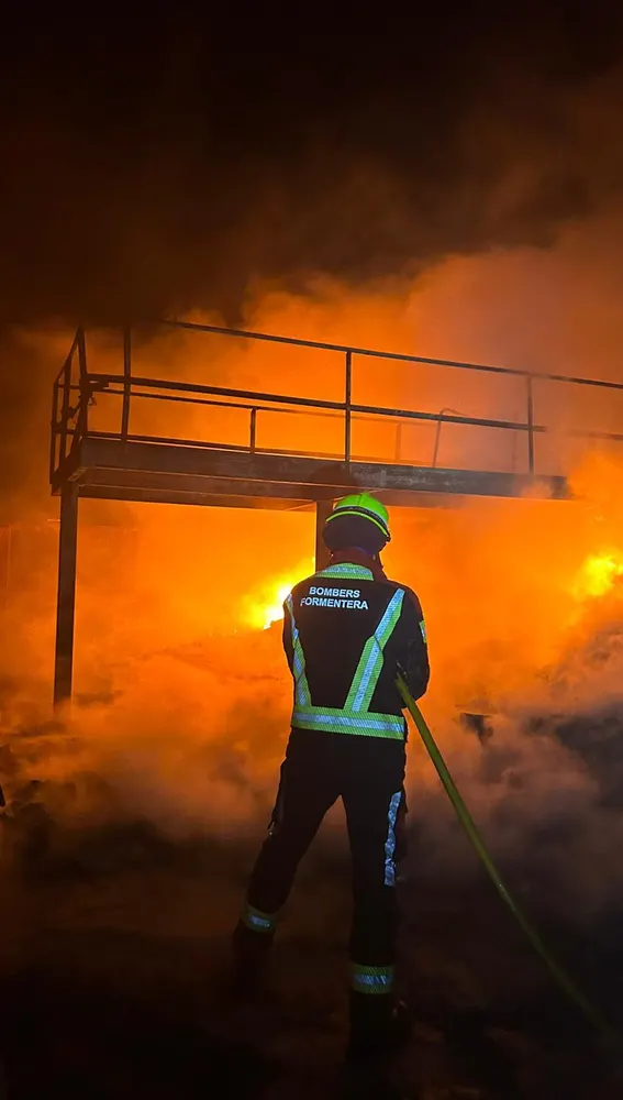 Hasta seis bomberos trabajaron intensamente para sofocar el fuego en Formentera