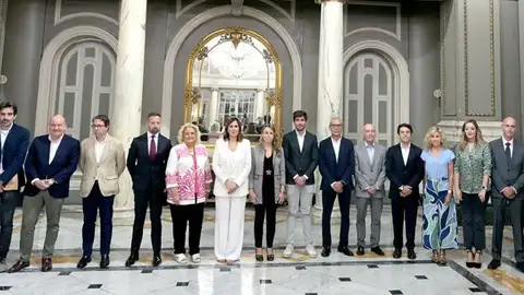 Los concejales de PP y Vox posan juntos en el Salón de Cristal tras la firma del pacto pacto