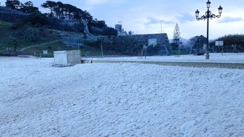 La espuma invade el parque de A Palma en Baiona