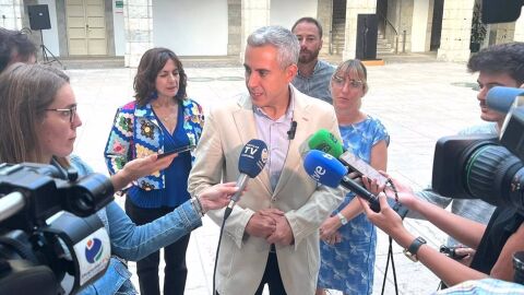 (Archivo) Pablo Zuloaga, durante una comparecencia ante la prensa en el Parlamento de Cantabria