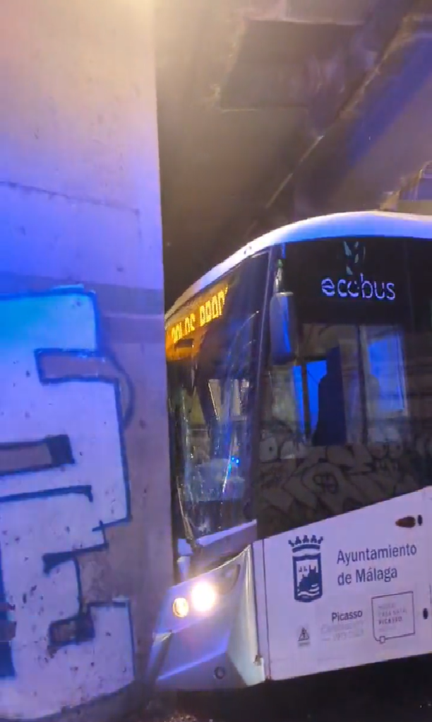 Un accidente de autobús en la capital deja 7 heridos Un accidente de autobús en la capital deja 7 heridos