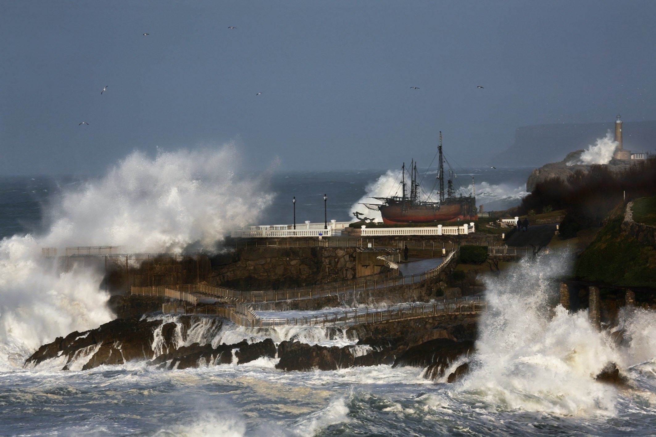 El litoral cántabro está en alerta roja por oleaje y en alerta naranja por viento El litoral cántabro está en alerta roja por oleaje y en alerta naranja por viento