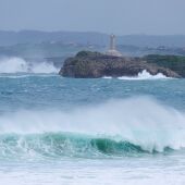 La borrasca 'Aline' deja en Cantabria olas de hasta 20 metros, vientos de 107 km/h y ramas y árboles caídos