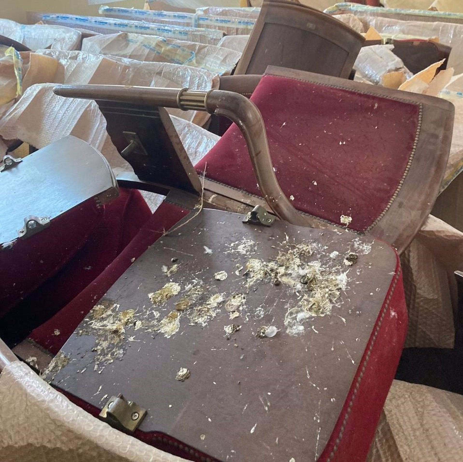 Zaragoza en Común denuncia el abandono de las antiguas butacas del Teatro Principal Zaragoza en Común denuncia el abandono de las antiguas butacas del Teatro Principal