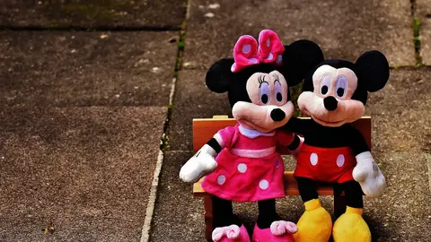 Imagen de archivo de dos peluches de Mickey y Minnie, personajes emblemáticos de Disney Imagen de archivo de dos peluches de Mickey y Minnie, personajes emblemáticos de Disney