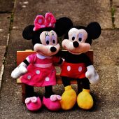 Imagen de archivo de dos peluches de Mickey y Minnie, personajes emblemáticos de Disney
