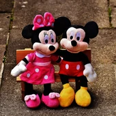 Imagen de archivo de dos peluches de Mickey y Minnie, personajes emblemáticos de Disney Imagen de archivo de dos peluches de Mickey y Minnie, personajes emblemáticos de Disney