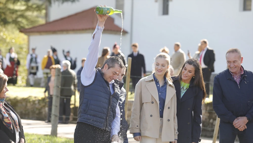 La Reina Letizia (2d) y la princesa Leonor (c) a su llegada a la entrega del Premio al Pueblo Ejemplar de Asturias 2023