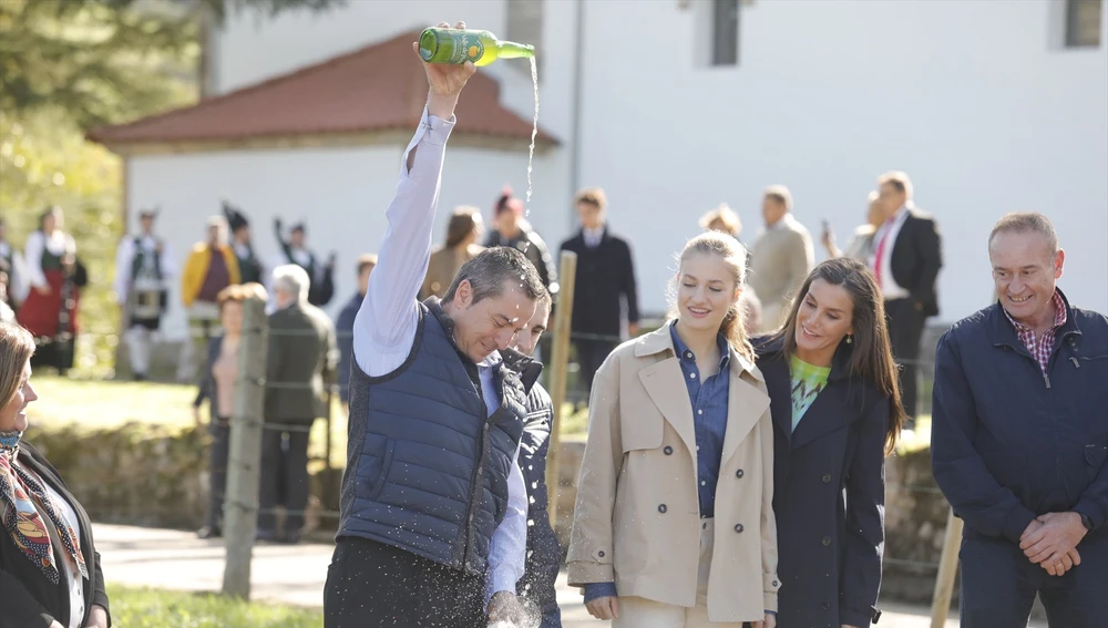 La Reina Letizia (2d) y la princesa Leonor (c) a su llegada a la entrega del Premio al Pueblo Ejemplar de Asturias 2023 La Reina Letizia (2d) y la princesa Leonor (c) a su llegada a la entrega del Premio al Pueblo Ejemplar de Asturias 2023