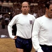 Bobby Charlton (izquierda) en un partido con Inglaterra.