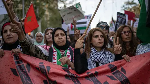 Decenas de personas sostienen carteles y banderas durante una manifestación en apoyo a Palestina en Barcelona. Decenas de personas sostienen carteles y banderas durante una manifestación en apoyo a Palestina en Barcelona.