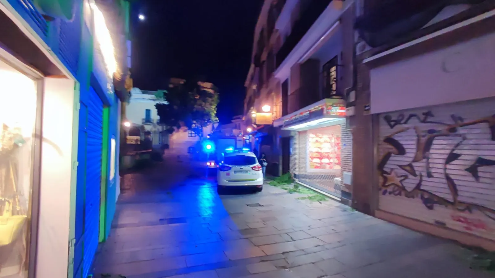 Un árbol en Ángel de Saavedra cae sobre una mujer Un árbol en Ángel de Saavedra cae sobre una mujer