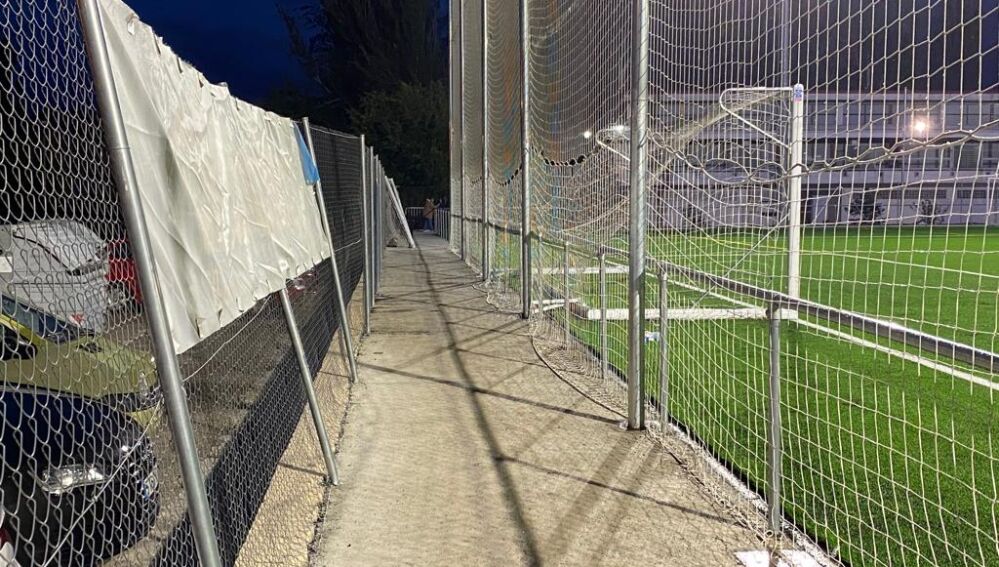 Las vallas del Anexo al Reina Sofía, inclinadas hacia el aparcamiento