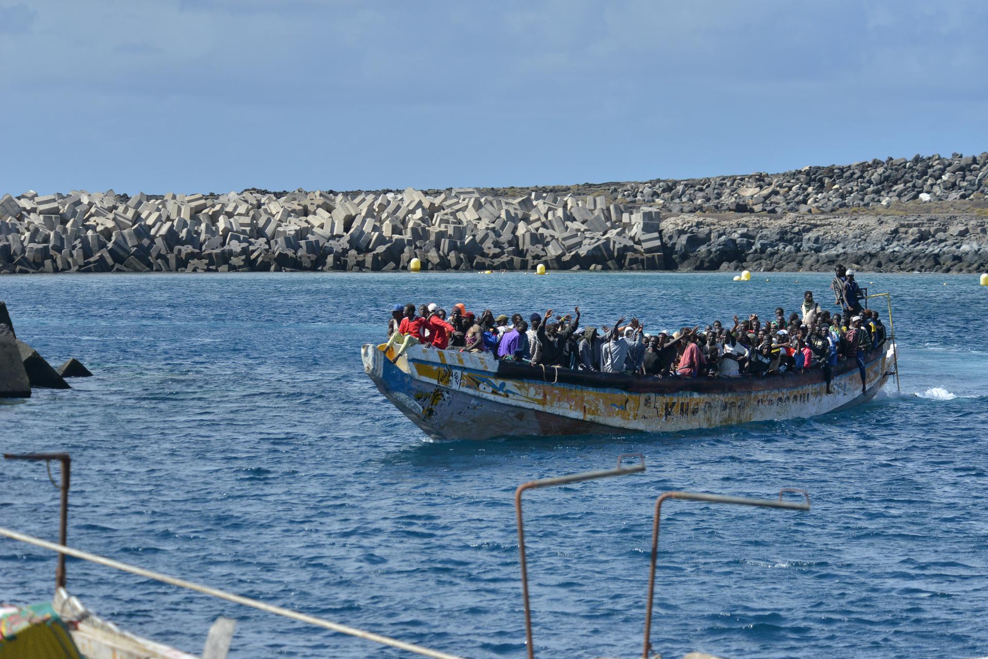 El mayor cayuco de la historia llega a El Hierro con 320 personas El mayor cayuco de la historia llega a El Hierro con 320 personas