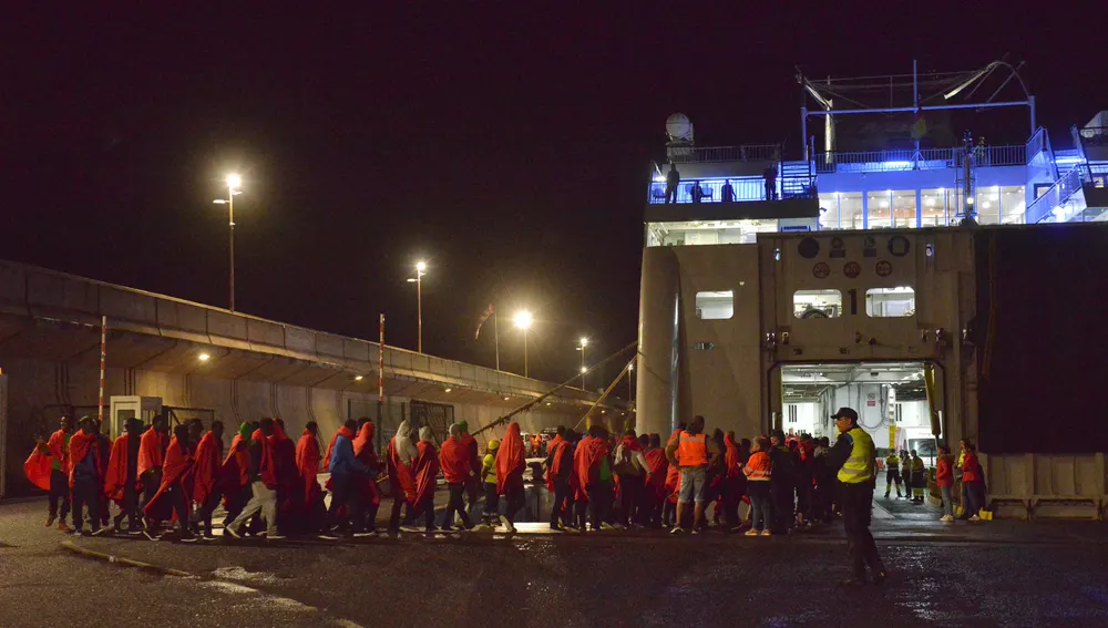 Migrantes llegados este fin de semana hasta El Hierro son trasladados hasta Tenerife en un ferry especial de Naviera Armas