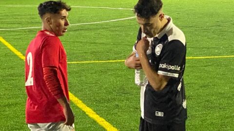 V&iacute;ctor Sousa (Salamanca UDS B) y Daniel S&aacute;nchez (Unionistas B), en el momento de compartir una botella de agua