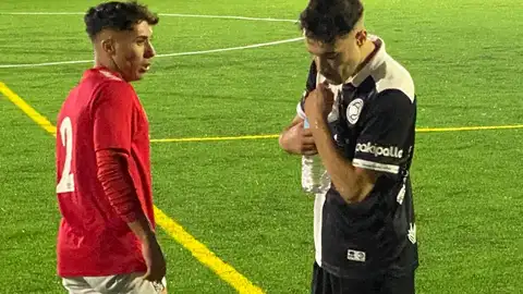 Víctor Sousa (Salamanca UDS B) y Daniel Sánchez (Unionistas B), en el momento de compartir una botella de agua Víctor Sousa (Salamanca UDS B) y Daniel Sánchez (Unionistas B), en el momento de compartir una botella de agua