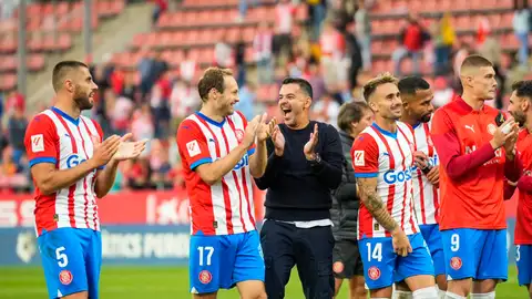 Jugadores y entrenador del Girona celebran la victoria ante el Almería Jugadores y entrenador del Girona celebran la victoria ante el Almería