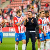 Jugadores y entrenador del Girona celebran la victoria ante el Almería