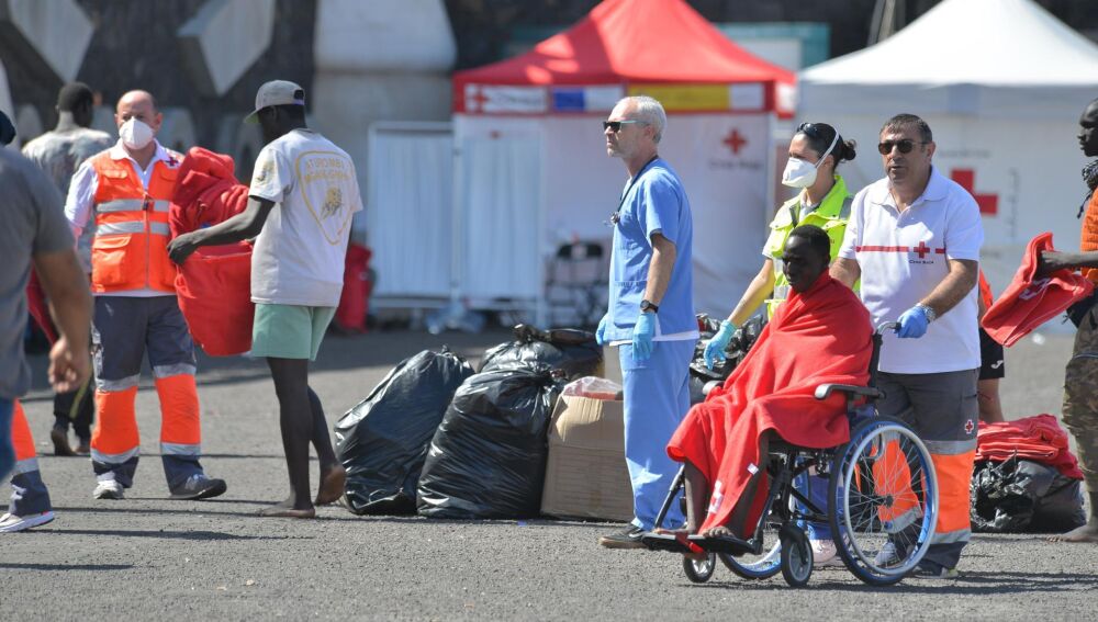 Cruz Roja atiende en el puerto de La Restinga, El HIerro, a los 320 migrantes llegados en el mayor cayuco del que se tiene registro desde 1994