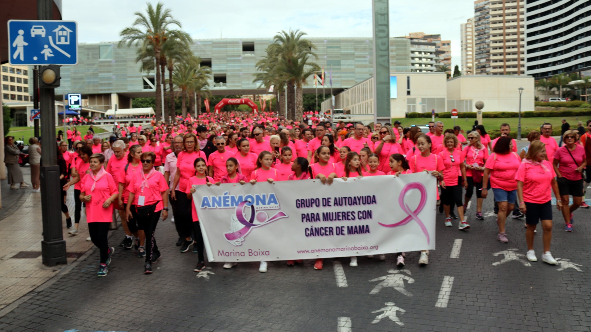 Unas 6.000 personas marchan en apoyo de los familiares y enfermas de Cáncer de Mama en Benidorm Unas 6.000 personas marchan en apoyo de los familiares y enfermas de Cáncer de Mama en Benidorm