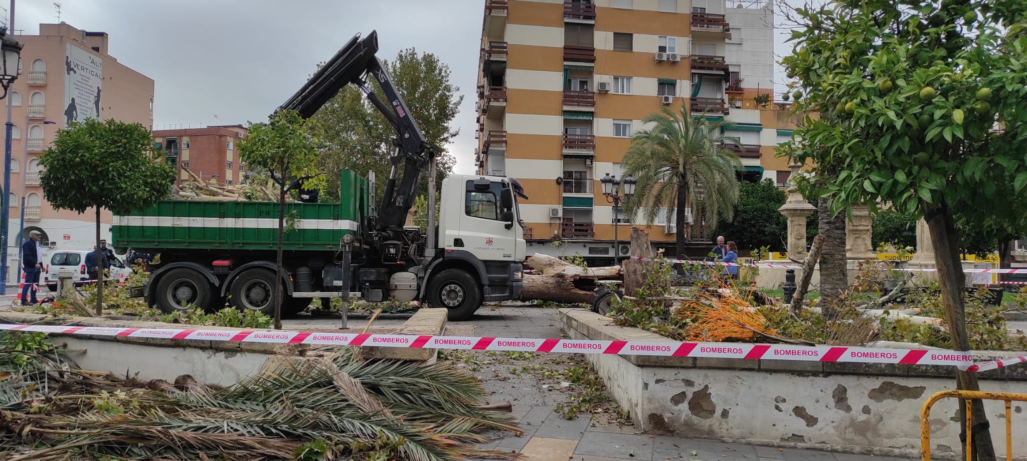 Un fuerte golpe provocado por una plancha de metal provocó la muerte del hombre en la calle Motril Un fuerte golpe provocado por una plancha de metal provocó la muerte del hombre en la calle Motril