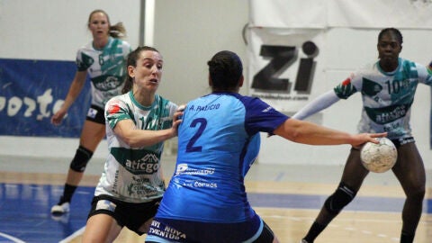 Mar&iacute;a Flores defiende una jugada en el partido contra Lobas Global Atac Oviedo.