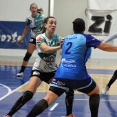 María Flores defiende una jugada en el partido contra Lobas Global Atac Oviedo.