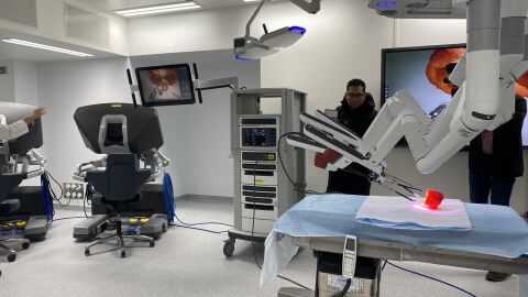 Nuevos robots de alta tecnología para cirugías que llegarán a siete hospitales públicos de la Comunidad de Madrid