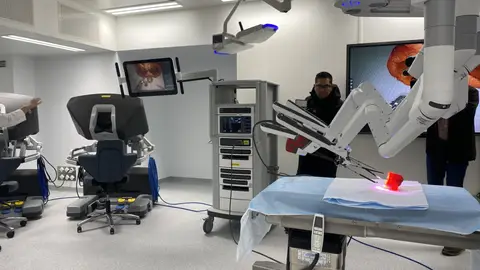 Nuevos robots de alta tecnología para cirugías que llegarán a siete hospitales públicos de la Comunidad de Madrid Nuevos robots de alta tecnología para cirugías que llegarán a siete hospitales públicos de la Comunidad de Madrid