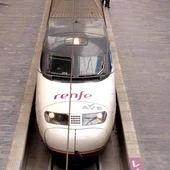 Teen AVE estacionado en una vía en una imagen de archivo Teen AVE estacionado en una vía en una imagen de archivo