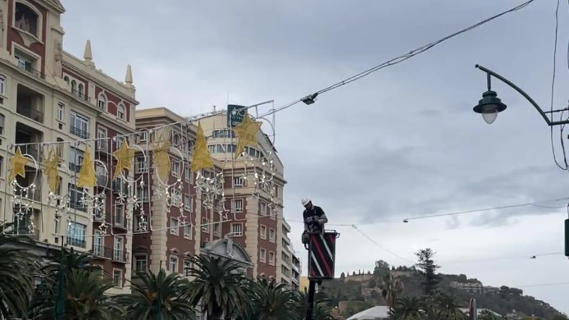 Málaga comienza a instalar las luces de Navidad
