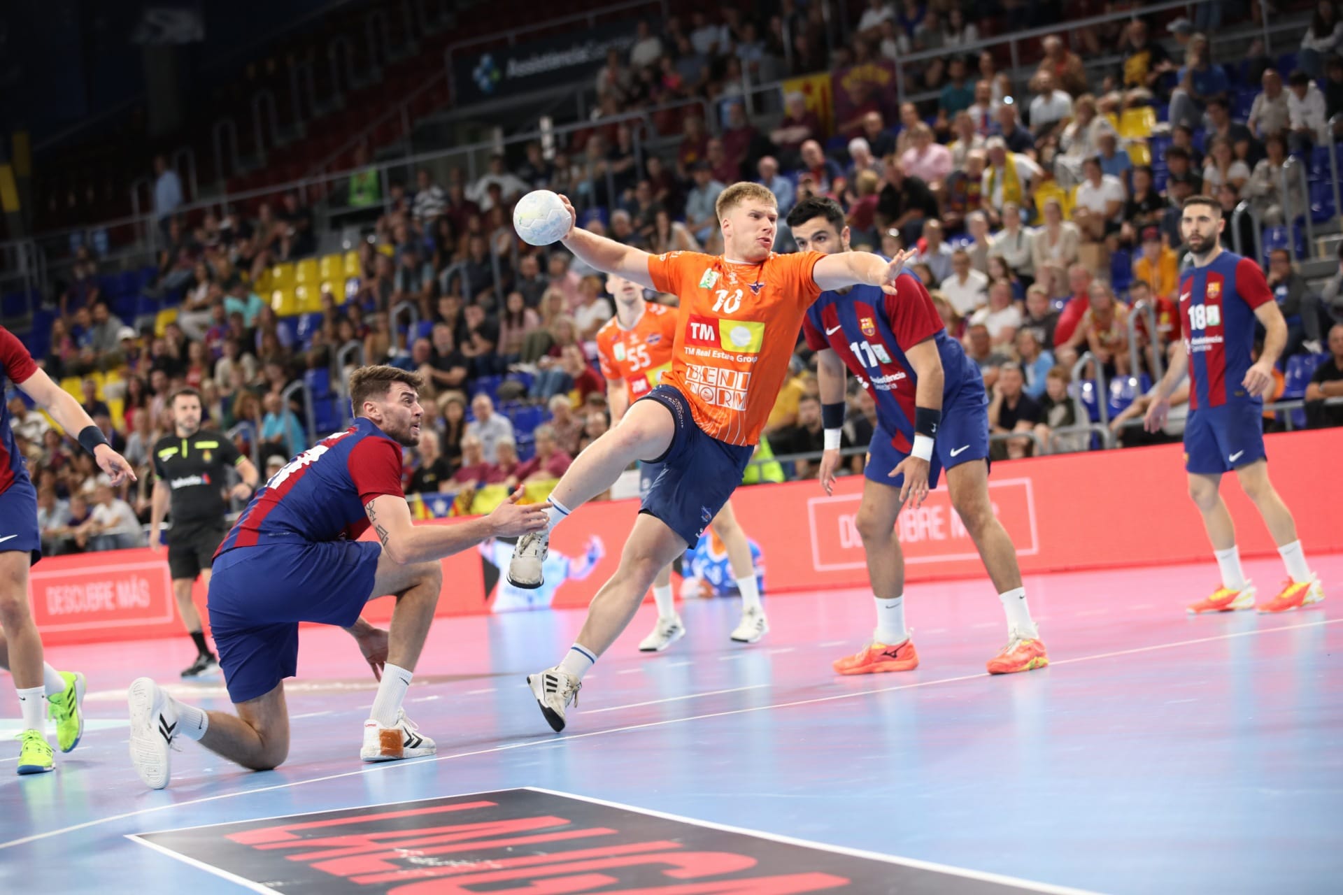 El TM Benidorm no gana, pero planta cara al Barcelona (33-30) El TM Benidorm no gana, pero planta cara al Barcelona (33-30)