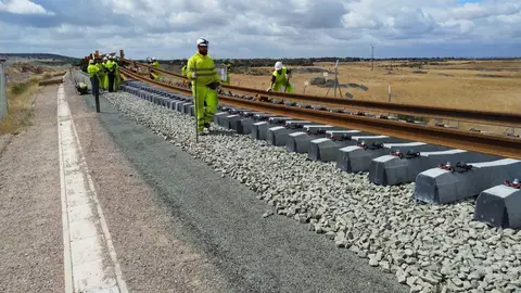Las obras en la línea de tren Madrid-Extremadura provocará retrasos de 60 minutos y traslados en bus hasta este martes Las obras en la línea de tren Madrid-Extremadura provocará retrasos de 60 minutos y traslados en bus hasta este martes