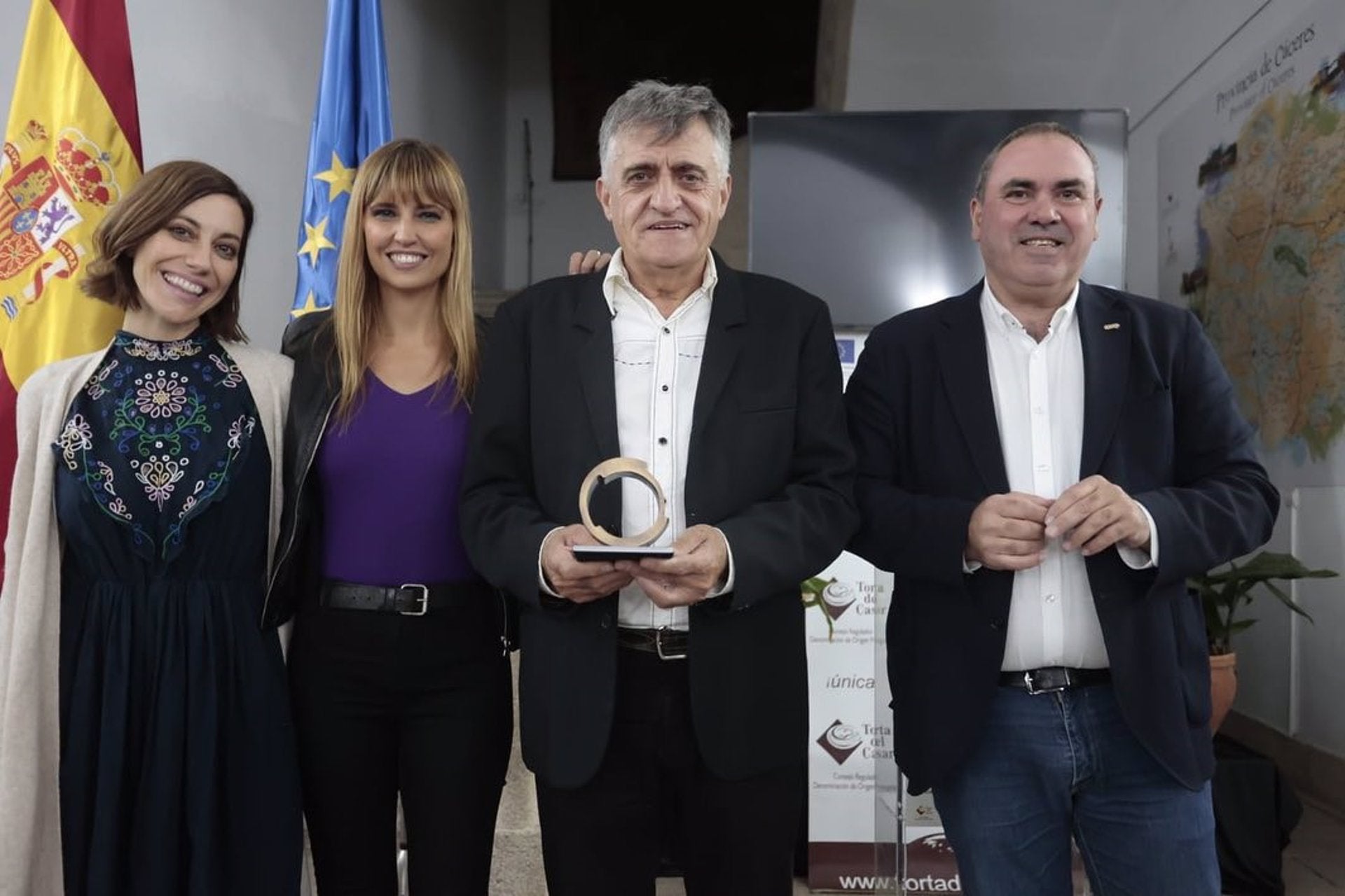 "El Gran Wyoming" recoge el premio Torta del Casar en nombre del programa "El Intermedio" por su difusión del queso "El Gran Wyoming" recoge el premio Torta del Casar en nombre del programa "El Intermedio" por su difusión del queso