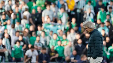 Manuel Pellegrini, con la afición verdiblanca de fondo, en el Coliseum de Getafe. Manuel Pellegrini, con la afición verdiblanca de fondo, en el Coliseum de Getafe.