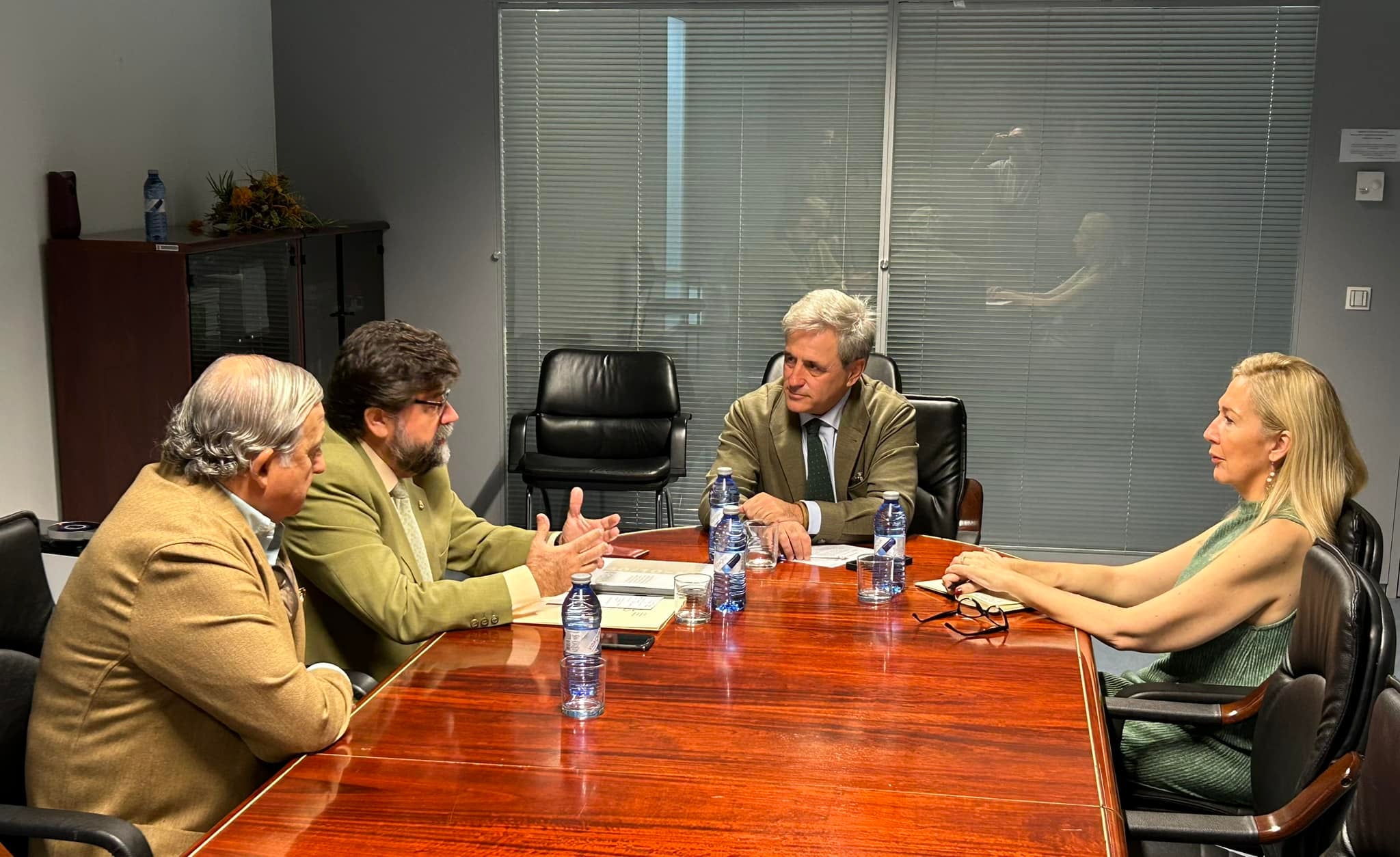 La Junta y la Patronal extremeña desarrollarán mesas de trabajo para impulsar las actividades empresariales en el mundo rural La Junta y la Patronal extremeña desarrollarán mesas de trabajo para impulsar las actividades empresariales en el mundo rural