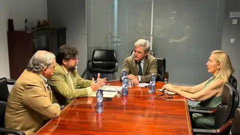 La Junta y la Patronal extremeña desarrollarán mesas de trabajo para impulsar las actividades empresariales en el mundo rural La Junta y la Patronal extremeña desarrollarán mesas de trabajo para impulsar las actividades empresariales en el mundo rural