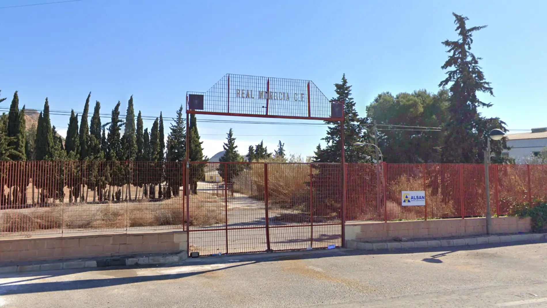 El centro de entrenamiento del Real Murcia abandonado situado en Cobatillas. Fotografía Google Street View 2023
