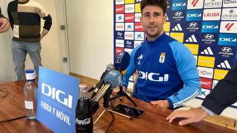 Jimmy, jugador del Real Oviedo, en la sala de prensa del Requexón. Jimmy, jugador del Real Oviedo, en la sala de prensa del Requexón.