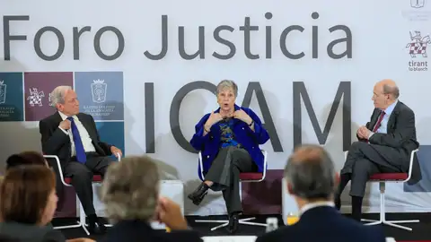 Los expresidentes del TC Pascual Sala y Encarnación Roca y el catedrático de Derecho Penal Enrique Gimbernat Un expresidente del Constitucional avala la amnistía si lo que se busca es la convivencia en Cataluña
