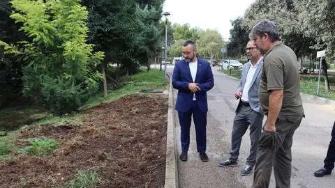 Benlloch visita la zona dañada por los jabalís. Benlloch visita la zona dañada por los jabalís.