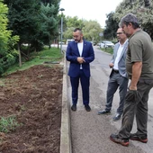 Benlloch visita la zona dañada por los jabalís. Benlloch visita la zona dañada por los jabalís.