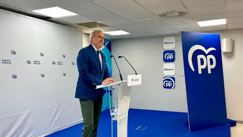 El presidente del Gobierno y líder del PP en Aragón, Jorge Azcón Azcón recuerda que el acuerdo de gobierno incluye los ayuntamientos