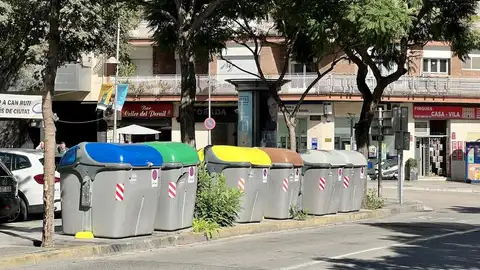 Una illa de contenidors de reciclatge Una illa de contenidors de reciclatge