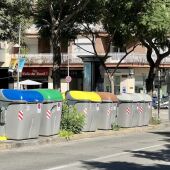 Una illa de contenidors de reciclatge
